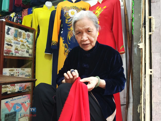 Người phụ nữ gần 70 năm giữ gìn và tôn vinh tà áo dài truyền thống - Ảnh 7.
