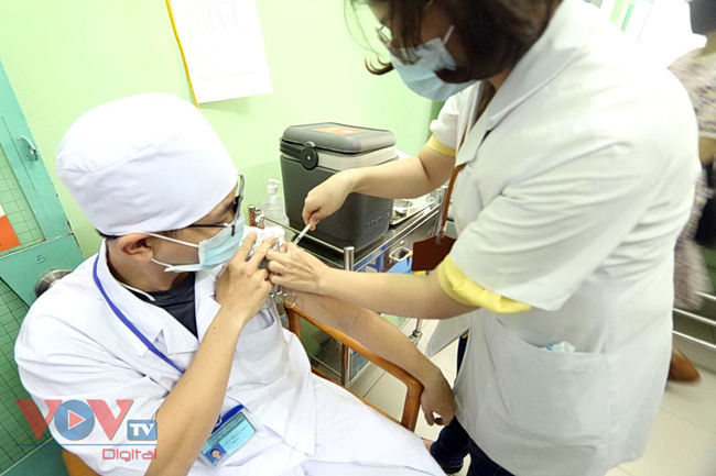 Đã có 100 nhân viên y tế ở tỉnh Khánh Hòa được tiêm vắc xin phòng Covid-19.jpg