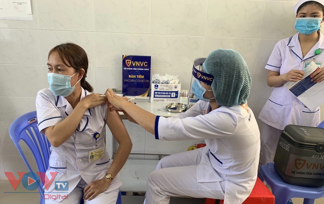 Bà Rịa - Vũng Tàu bắt đầu tiêm vaccine phòng Covid-19 cho nhân viên y tế tuyến đầu - Ảnh 1.