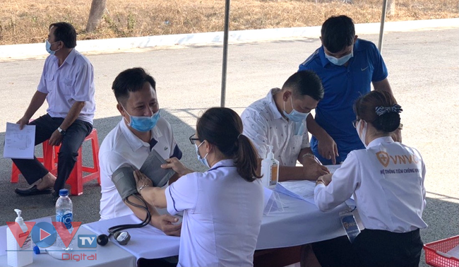 Bà Rịa - Vũng Tàu bắt đầu tiêm vaccine phòng Covid-19 cho nhân viên y tế tuyến đầu - Ảnh 2.