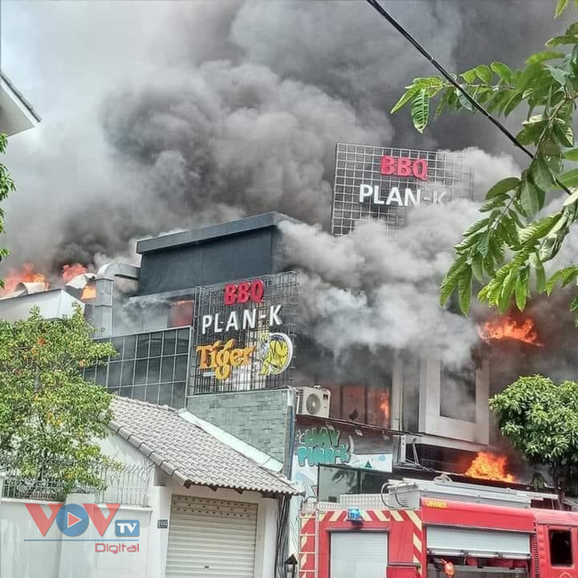 TPHCM: Nhà hàng nướng cháy dữ dội giữa trưa - Ảnh 3.