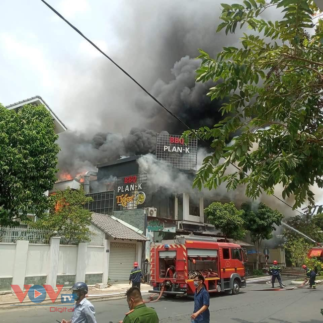 TPHCM: Nhà hàng nướng cháy dữ dội giữa trưa - Ảnh 1.