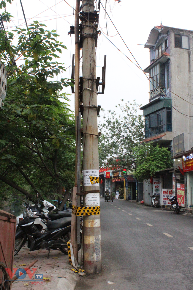 Hà Nội: Cột điện nằm 'chềnh ềnh' giữa đường tiềm ẩn nguy cơ tai nạn - Ảnh 7.