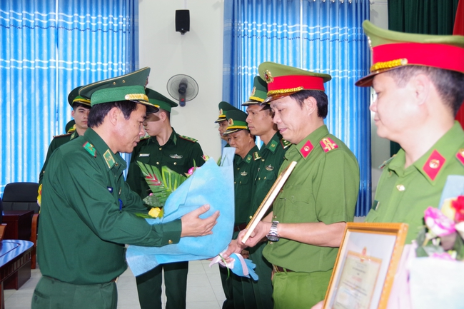 Bộ Tư lệnh Bộ đội Biên phòng trao thưởng cho lực lượng phá 2 chuyên án ma tuý lớn ở Điện Biên - Ảnh 1.