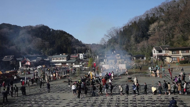 Nhật Bản: Đi trên than nóng để cầu nguyện đẩy lùi đại dịch - Ảnh 5.