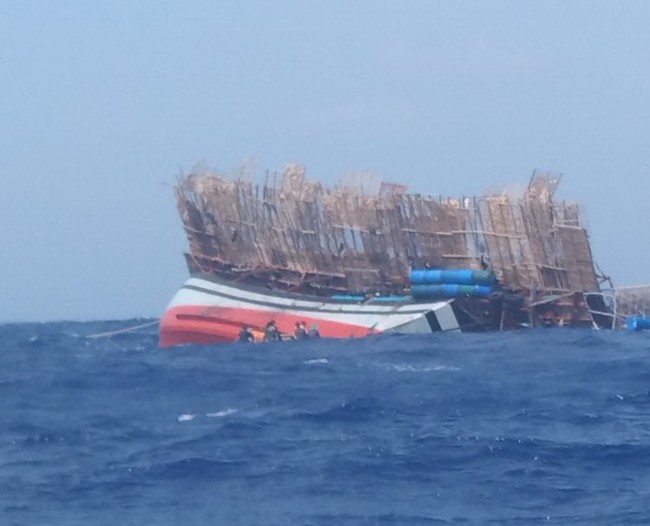 Quảng Nam: 47 ngư dân bị chìm trên biển vào bờ an toàn - Ảnh 1.