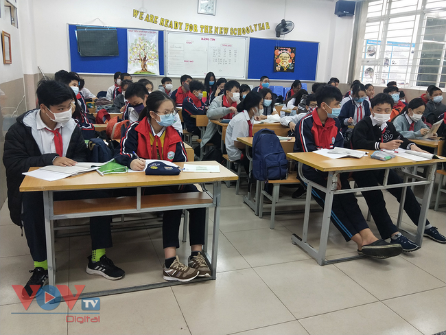 Hà Nội: Học sinh trở lại trường sau thời gian nghỉ dịch Covid-19 - Ảnh 1.