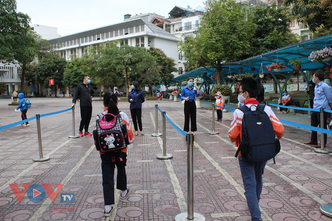 Hà Nội: Học sinh trở lại trường sau thời gian nghỉ dịch Covid-19 - Ảnh 9.