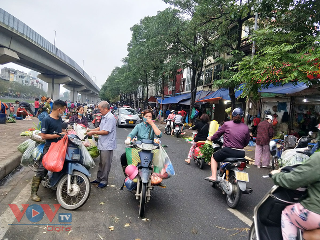 Hà Nội: Chợ cóc, chợ tạm lấn chiếm vỉa hè, lòng đường - Ảnh 7.