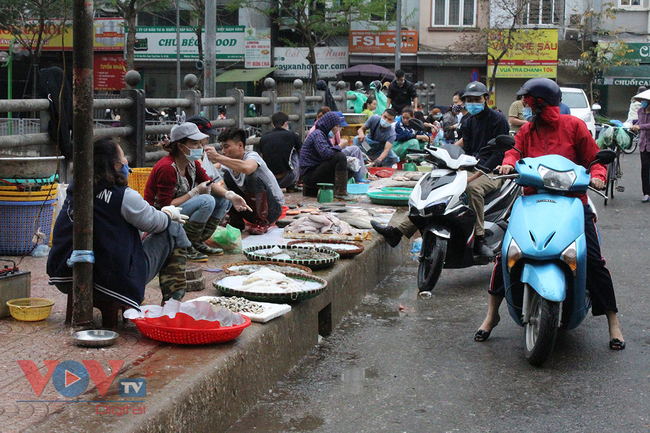 Hà Nội: Chợ cóc, chợ tạm lấn chiếm vỉa hè, lòng đường - Ảnh 9.