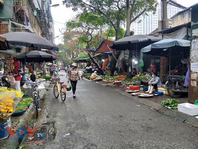 Hà Nội: Chợ cóc, chợ tạm lấn chiếm vỉa hè, lòng đường - Ảnh 18.