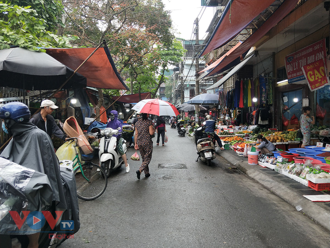 Hà Nội: Chợ cóc, chợ tạm lấn chiếm vỉa hè, lòng đường - Ảnh 19.