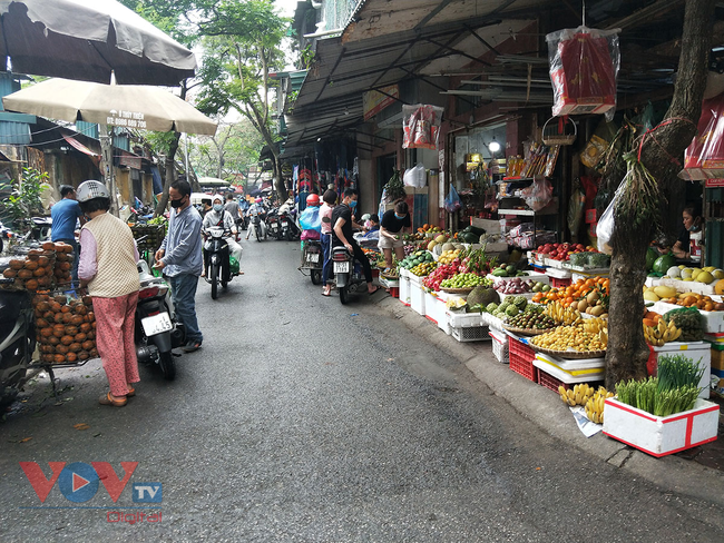 Hà Nội: Chợ cóc, chợ tạm lấn chiếm vỉa hè, lòng đường - Ảnh 20.