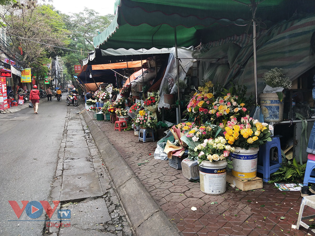 Hà Nội: Chợ cóc, chợ tạm lấn chiếm vỉa hè, lòng đường - Ảnh 21.