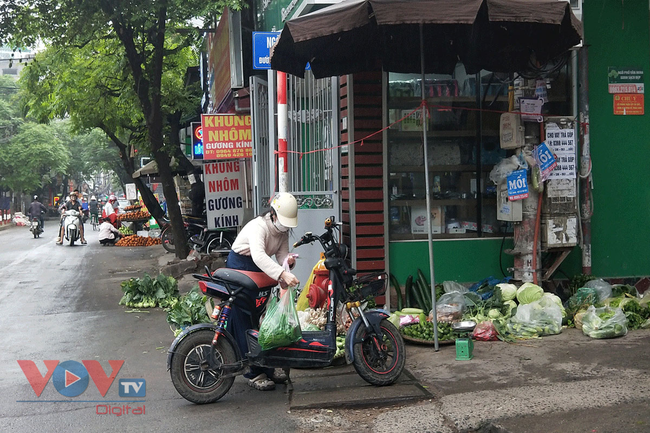 Hà Nội: Chợ cóc, chợ tạm lấn chiếm vỉa hè, lòng đường - Ảnh 22.