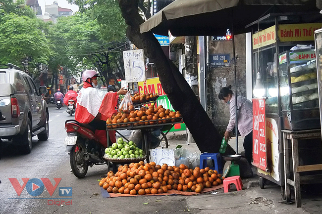 Hà Nội: Chợ cóc, chợ tạm lấn chiếm vỉa hè, lòng đường - Ảnh 23.