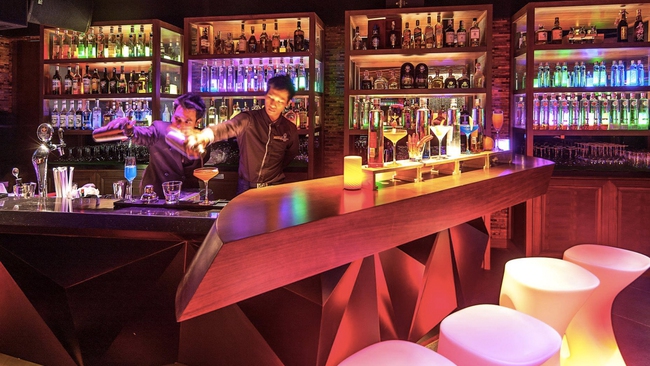 Hà Nội: Quán bar, karaoke, vũ trường được phép mở cửa trở lại - Ảnh 1.