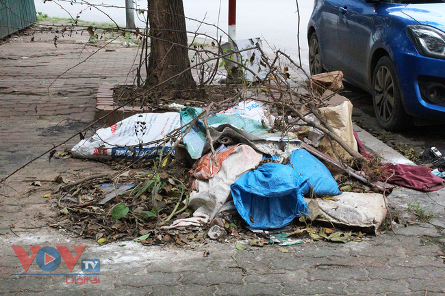 Hà Nội: Vẫn tồn tại nhiều bãi rác tự phát trong khu dân cư - Ảnh 1.