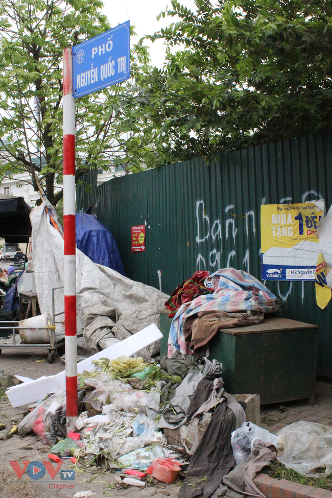 Hà Nội: Vẫn tồn tại nhiều bãi rác tự phát trong khu dân cư - Ảnh 3.