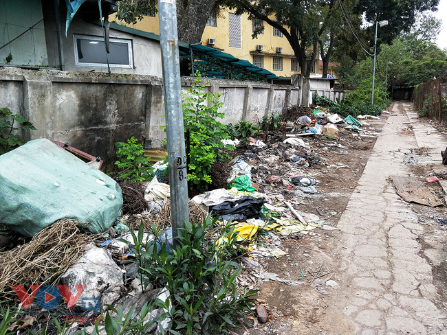 Hà Nội: Vẫn tồn tại nhiều bãi rác tự phát trong khu dân cư - Ảnh 9.
