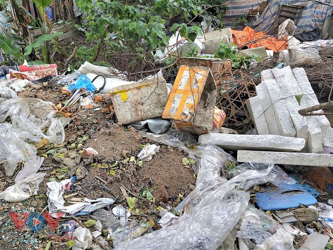 Hà Nội: Vẫn tồn tại nhiều bãi rác tự phát trong khu dân cư - Ảnh 10.