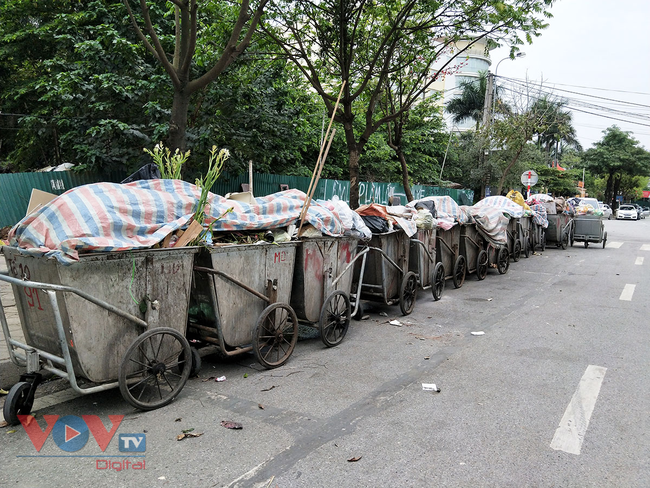 Hà Nội: Vẫn tồn tại nhiều bãi rác tự phát trong khu dân cư - Ảnh 12.