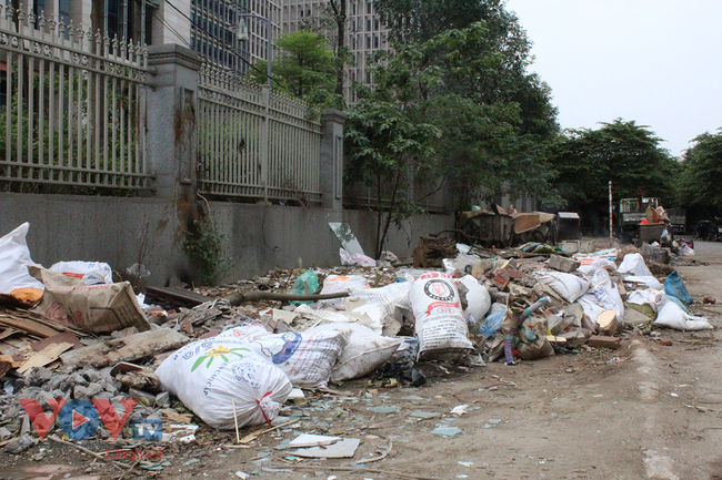 Hà Nội: Vẫn tồn tại nhiều bãi rác tự phát trong khu dân cư - Ảnh 17.