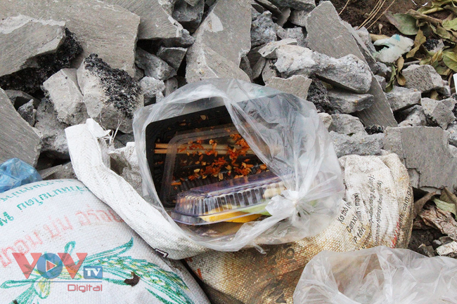 Hà Nội: Vẫn tồn tại nhiều bãi rác tự phát trong khu dân cư - Ảnh 18.