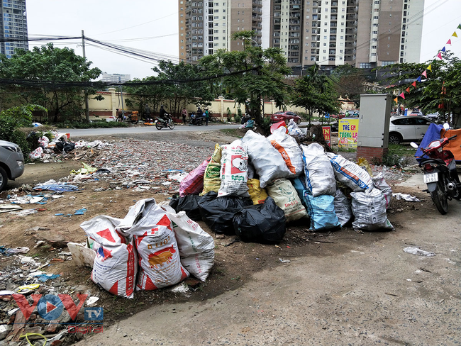 Hà Nội: Vẫn tồn tại nhiều bãi rác tự phát trong khu dân cư - Ảnh 20.