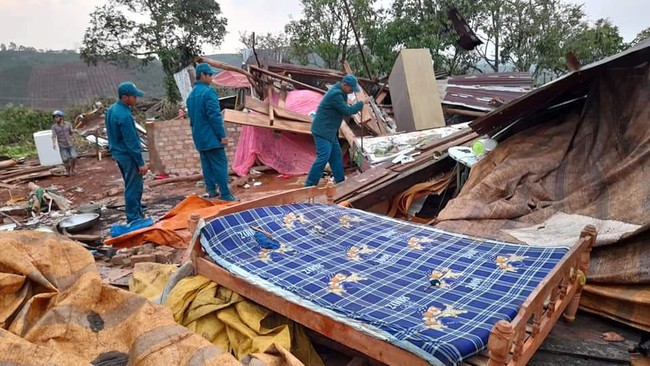 Lâm Đồng: Lốc xoáy và sét đánh làm 1 người chết, hơn 70 căn nhà tốc mái - Ảnh 1.