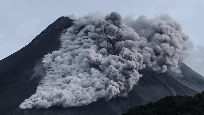 Núi lửa Merapi ở Indonesia phun trào 2 lần trong ngày 22/3 - Ảnh 1.