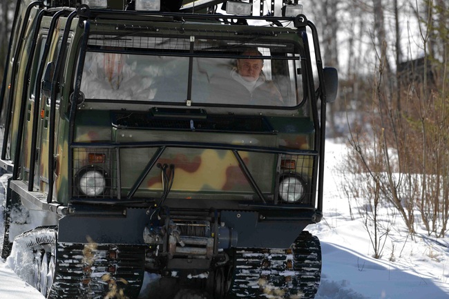 Bị ông Biden chỉ trích là 'kẻ giết người', Tổng thống Nga Putin bình thản đi nghỉ ở rừng già Taiga - Ảnh 1.