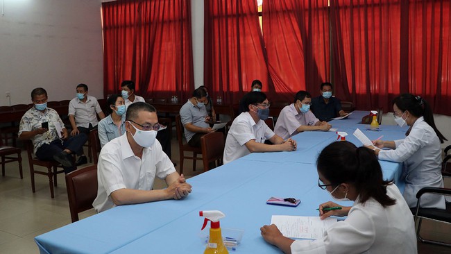 Campuchia tổ chức tiêm vaccine Covid-19 cho cán bộ ngoại giao Việt Nam - Ảnh 1.