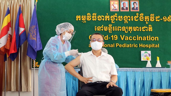 Campuchia tổ chức tiêm vaccine Covid-19 cho cán bộ ngoại giao Việt Nam - Ảnh 2.
