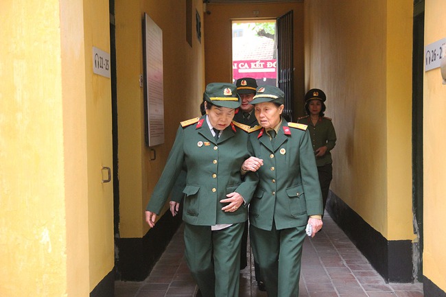 Đội nữ lái xe Trường Sơn sống lại “thời sôi nổi” tại Di tích Nhà tù Hảo Lò - Ảnh 17.