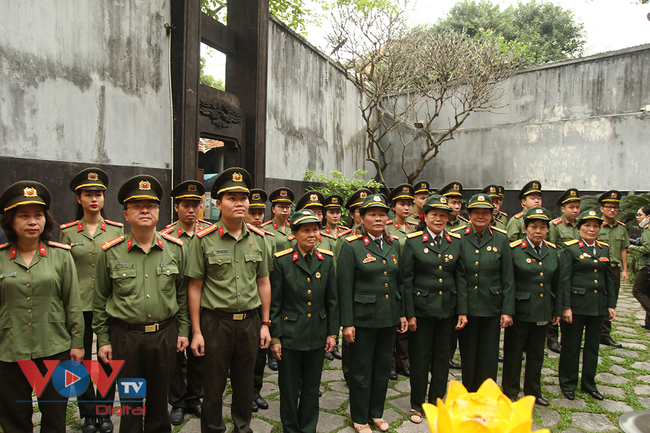 Đội nữ lái xe Trường Sơn sống lại “thời sôi nổi” tại Di tích Nhà tù Hảo Lò - Ảnh 2.