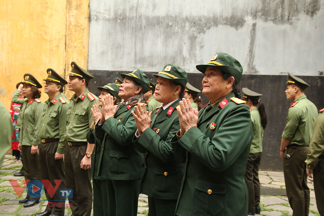 Đội nữ lái xe Trường Sơn sống lại “thời sôi nổi” tại Di tích Nhà tù Hảo Lò - Ảnh 3.