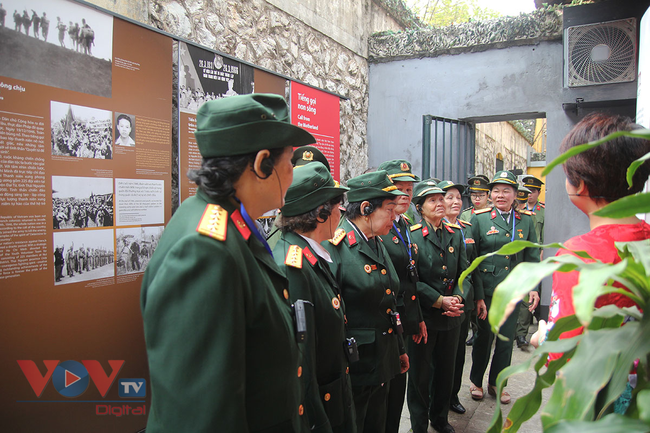 Đội nữ lái xe Trường Sơn sống lại “thời sôi nổi” tại Di tích Nhà tù Hảo Lò - Ảnh 6.