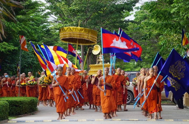 Campuchia: Rung chuông, đánh trống nhắc người dân phòng chống Covid-19 - Ảnh 1.