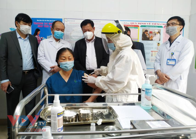 Ngày đầu tiên tiêm vaccine Covid-19 ở Quảng Ninh - Ảnh 1.