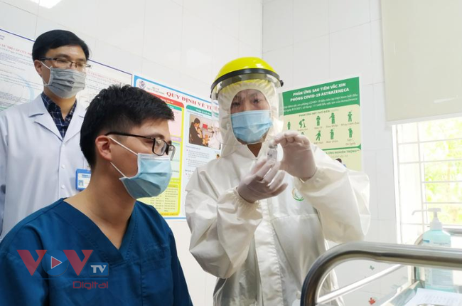 Ngày đầu tiên tiêm vaccine Covid-19 ở Quảng Ninh - Ảnh 2.