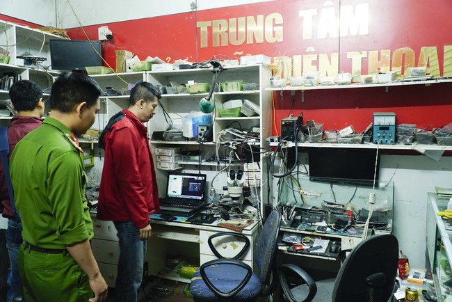 Điện Biên: Bắt đối tượng đột nhập cửa hàng trộm nhiều điện thoại di động - Ảnh 2.