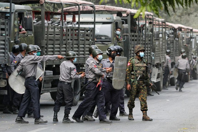 Quân đội Myanmar đổ lỗi cho người biểu tình - Ảnh 1.