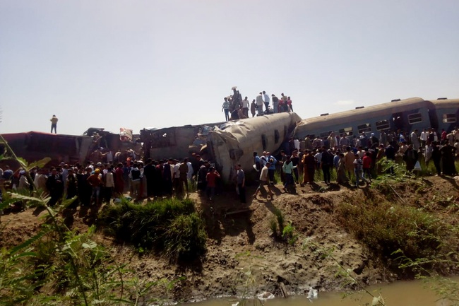 Tai nạn tàu hỏa nghiêm trọng ở Ai Cập, ít nhất 32 người tử vong - Ảnh 1.