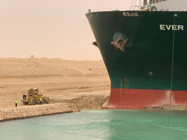 Ai Cập nỗ lực lưu thông hàng hải qua kênh Suez - Ảnh 1.