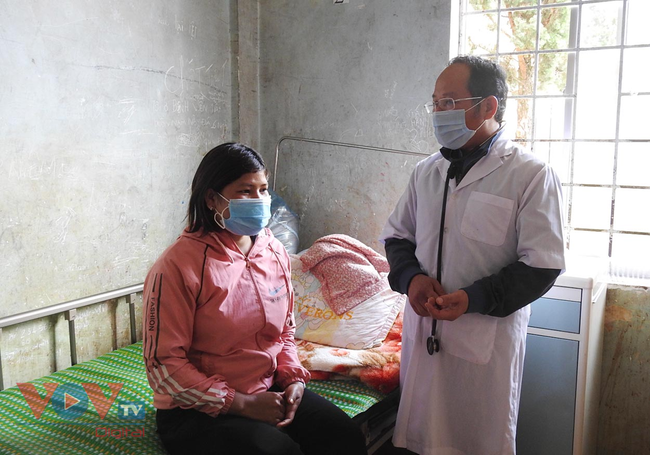 Một bệnh nhân ở làng Kon Kum, xã Măng Cành được theo dõi sức khỏe tại Trung tâm Y tế huyện Kon Plông hồi đầu tháng 3.2021.jpg