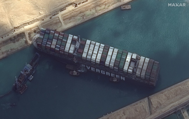 'Siêu tàu' mắc cạn ở kênh đào Suez: gió mạnh không phải là nguyên nhân chính - Ảnh 4.