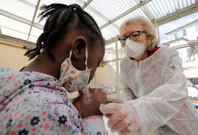 Pháp: Trẻ em nhiễm Covid-19 ngày càng nhiều - Ảnh 1.