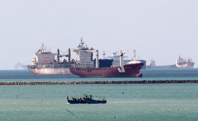 Tiến độ giải cứu tàu mắc cạn ở kênh đào Suez: Chuẩn bị phương án giảm tải trọng cho tàu - Ảnh 1.