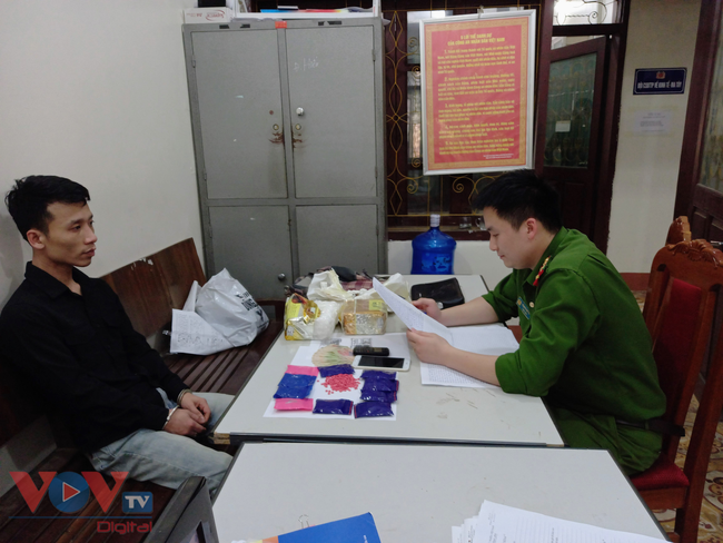 Công an huyện Mộc Châu bắt giữ đối tượng vận chuyển 2kg ma túy đá và 2.000 viên ma túy tổng hợp - Ảnh 1.